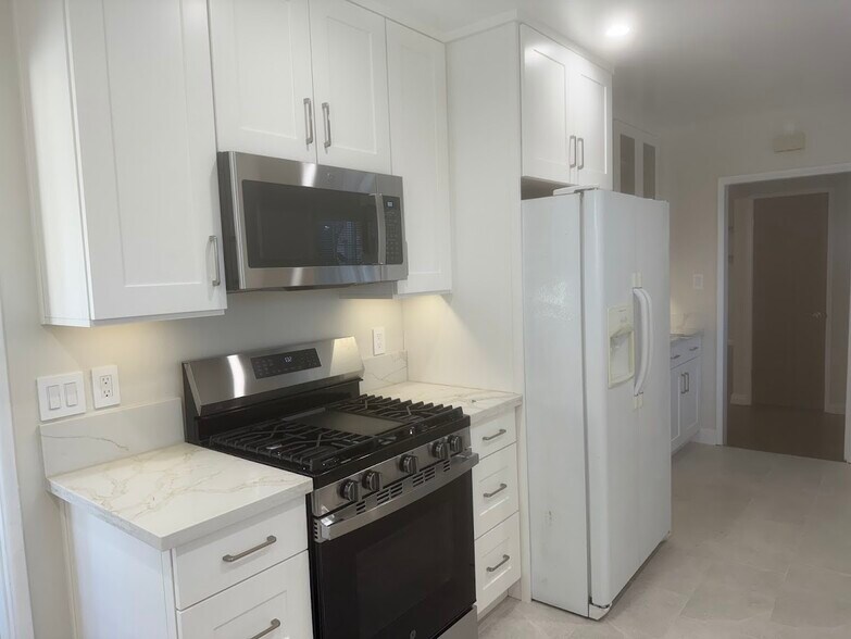 Building Photo - 8552 Woodley Ave