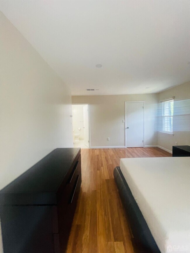 Building Photo - 611 Green Hollow Dr