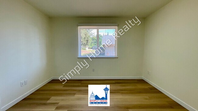 Building Photo - MOVE-IN READY LUXURY RENTAL - Beautifully Renovated 3 Bedroom, 2 Bathroom Duplex in Quiet Cul-de-...
