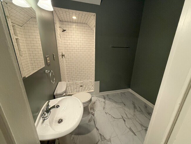 Building Photo - 120 College St