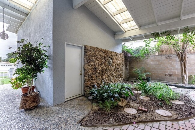 Building Photo - Spacious 3BR / 2BA Single-Story Pool Home in Granada Hills