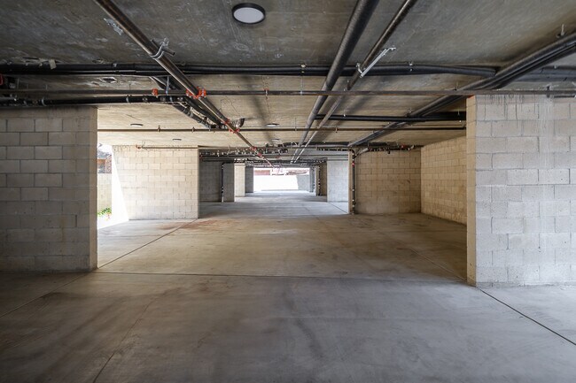 Building Photo - 3045 W Boulevard3H-3H