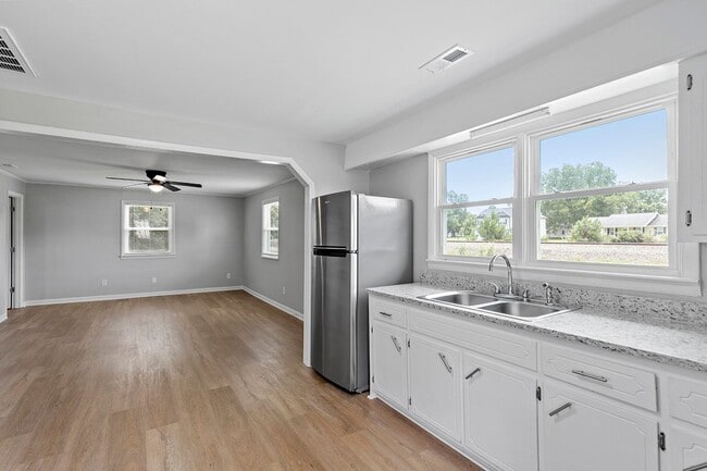 Building Photo - Move-In Ready Ranch Home in Prime Princeto...