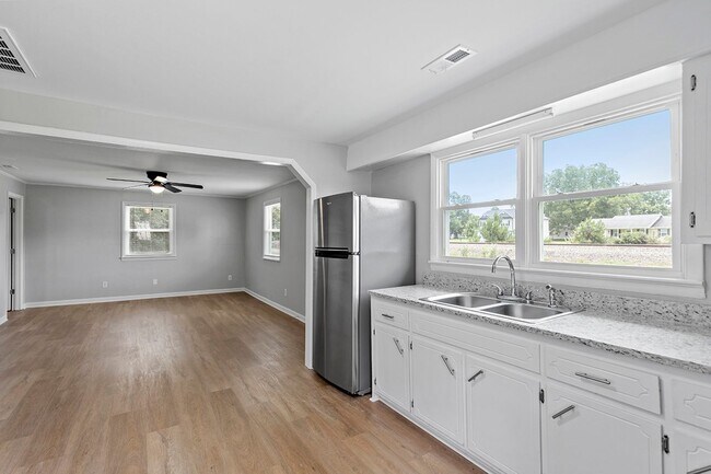 Building Photo - Move-In Ready Ranch Home in Prime Princeton Locale!