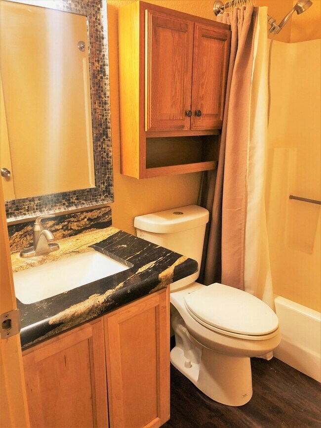Building Photo - Quaint condo located in the heart of Glendale
