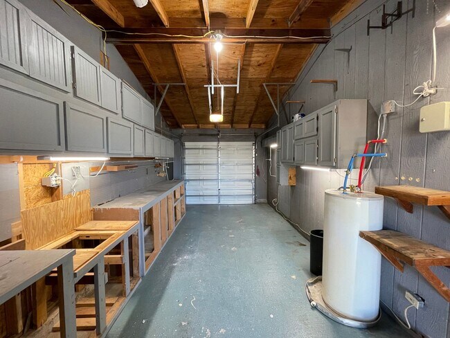 Building Photo - Newly Renovated 2BR/2BA Apopka Home with Spacious Fenced in Yard!!