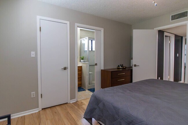 Building Photo - 1609 Ronstan Dr