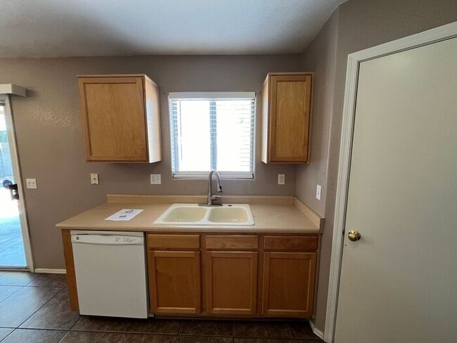 Building Photo - READY TO VIEW NOW! Spacious 3 Bed 2 Bath H...