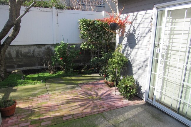 Building Photo - Beautiful 3 Bed/2.5 Bath Townhome