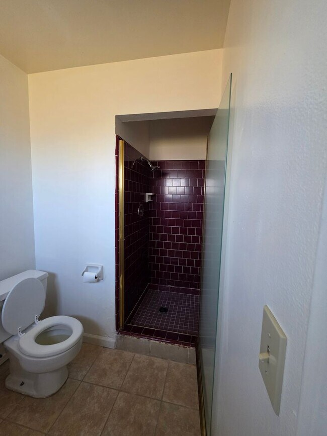 Building Photo - Spacious Home!!