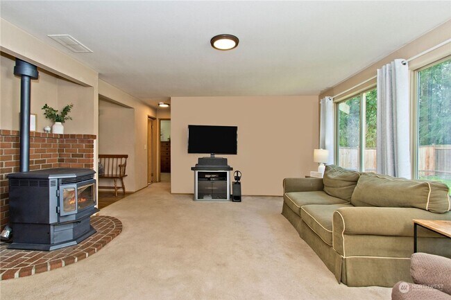 Building Photo - Charming 4 Bedroom home with fenced yard a...