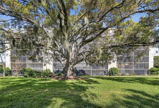 Building Photo - 2900 Cove Cay Dr