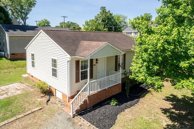 Building Photo - Three Bedroom Home Move in ready!