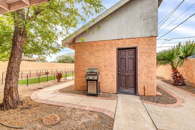 Building Photo - Timeless Historic Santa-Fe Style Home in F...