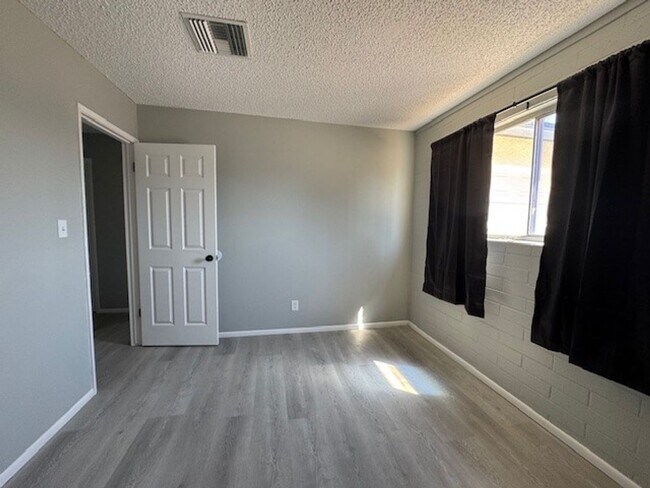 Building Photo - 2BR Remodeled and Updated, Large cement pa...