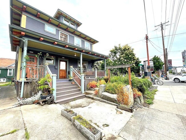 Building Photo - 4033 SE Hawthorne Blvd