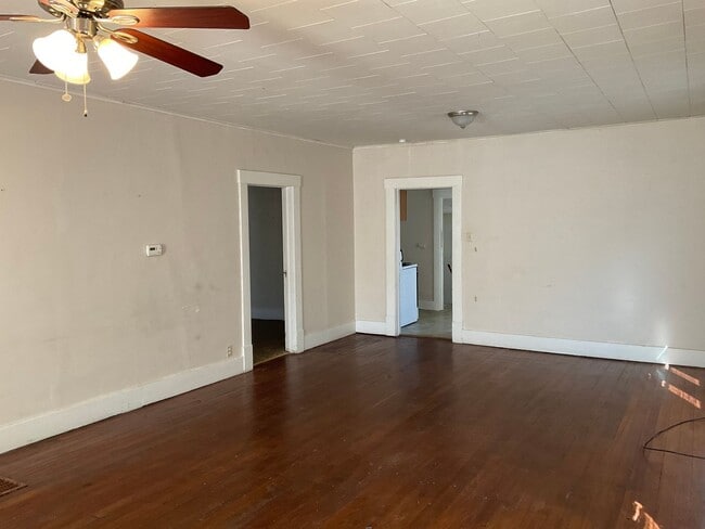 Building Photo - Roomy 2 bedroom 1 bath home