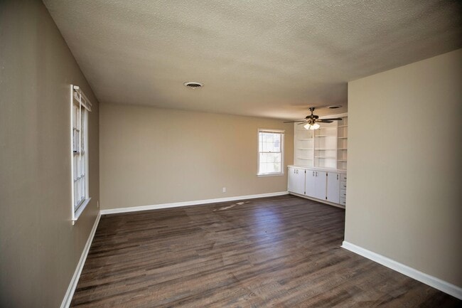 Building Photo - ** 3 bed 2 bath located in Dalraida ** Cal...