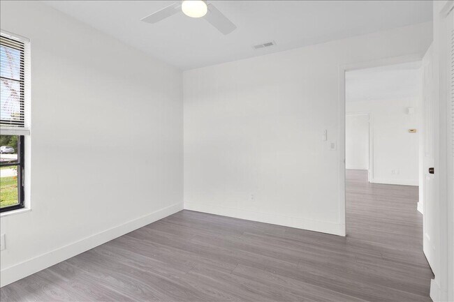 Building Photo - 841 NW Riverside Dr