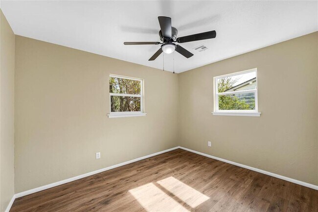 Building Photo - 703 SE Sullivan Dr