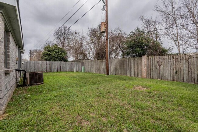 Building Photo - 10418 N Pagewick