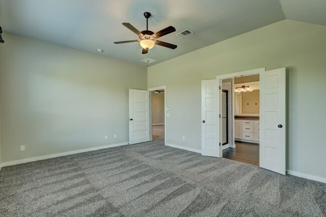 Building Photo - Desirable Home In Valencia Park!