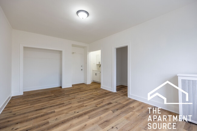 Building Photo - 6930 N Greenview Ave