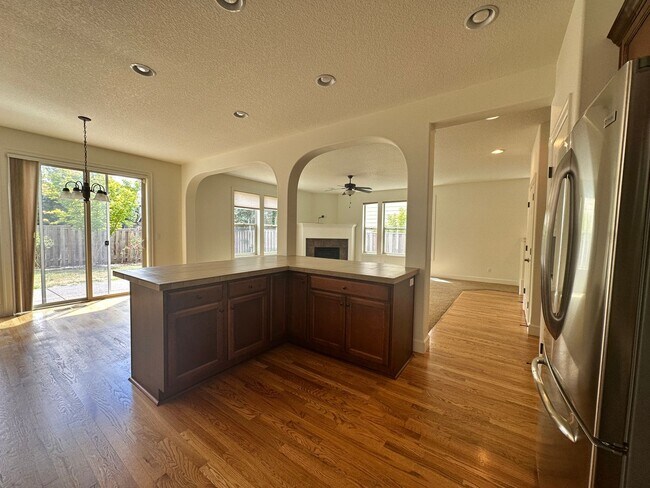 Building Photo - Spacious 3 Bedroom + Bonus Room , club, Across from Park!