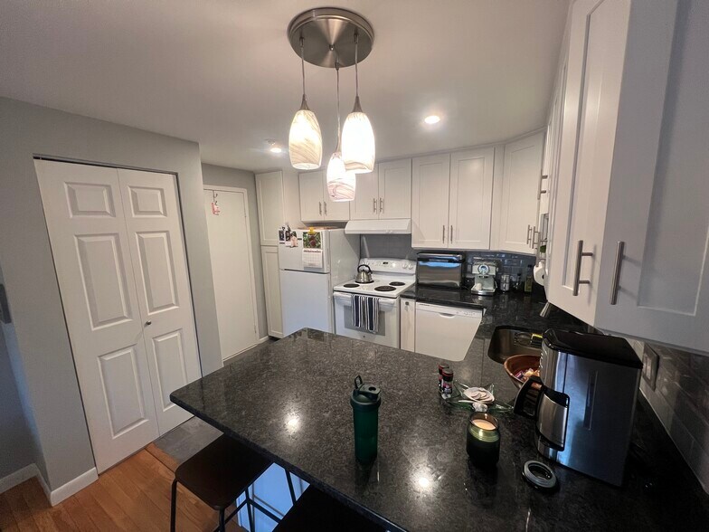 Building Photo - 99 Cluff Crossing Rd