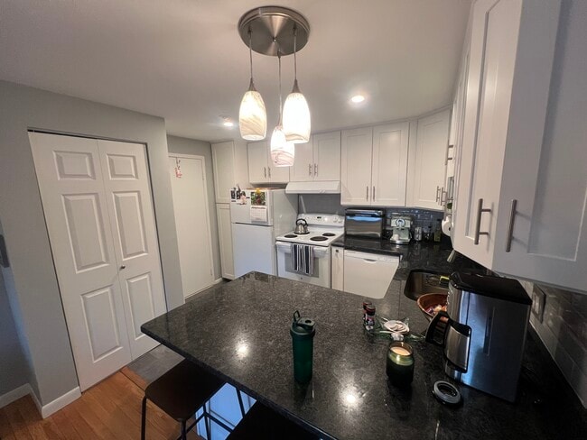 Building Photo - 99 Cluff Crossing Rd