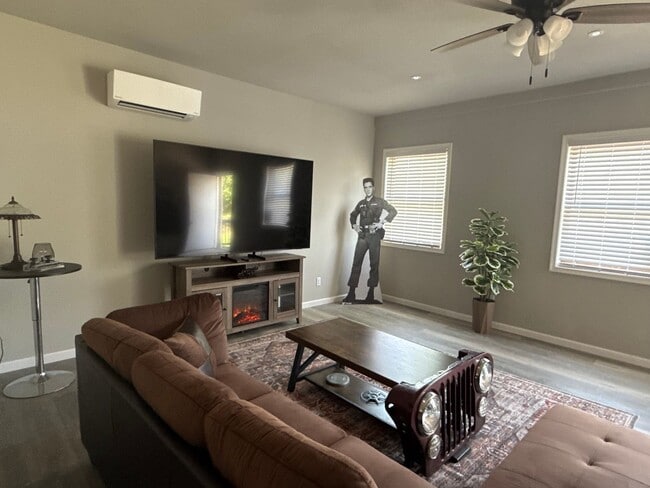Building Photo - 3 Bedroom 2 Bath Home Newly Renovated