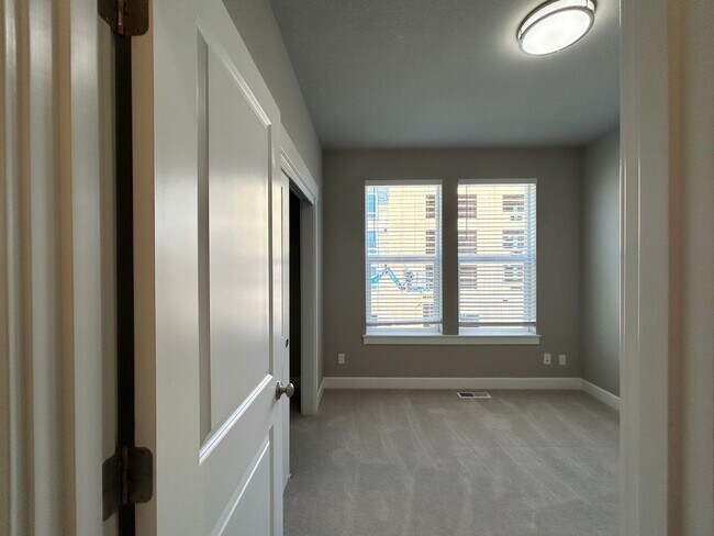 Building Photo - Luxury and Convenience Awaits in this Stunning 3 Bedroom, 2.5 Bathroom House with Abundant Parkin...