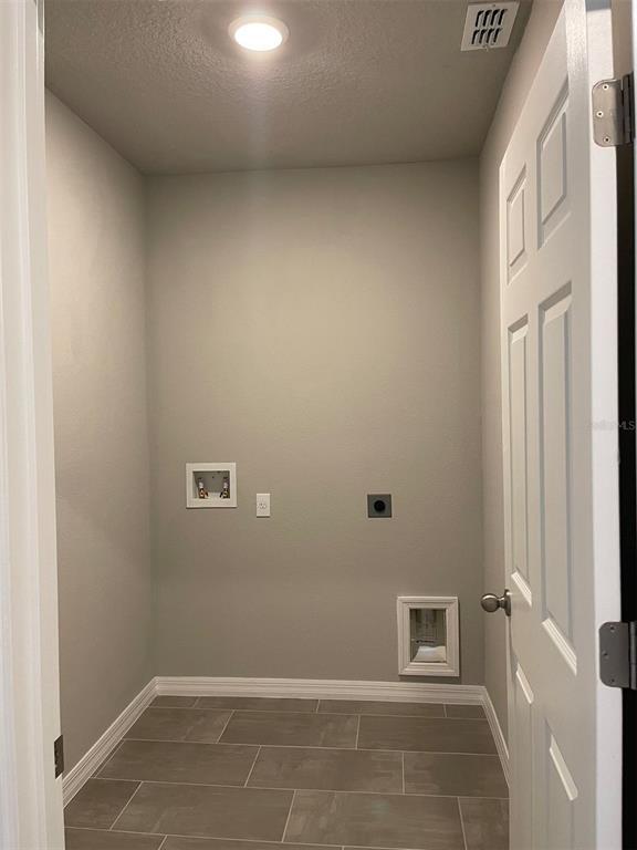 Building Photo - 5295 Meredrew Ln