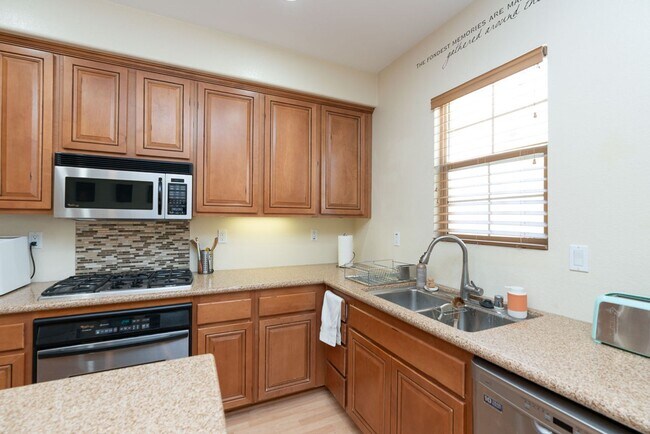 Building Photo - 3 Bedroom Townhome in the Escala Community of Mission Valley