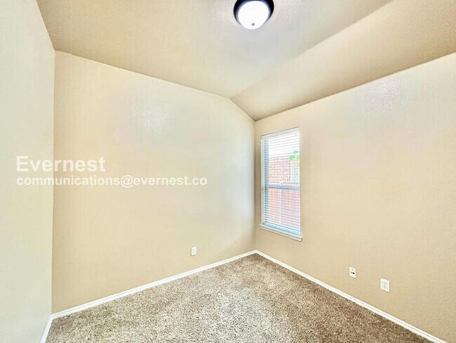 Building Photo - 3 Bed, 2 Bath Home with Fenced Yard & Garage / Pet-Friendly / Available Now!