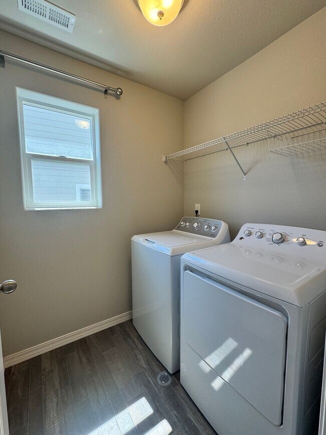 Building Photo - Updated 3 Bedroom in Enclaves at Mountain ...
