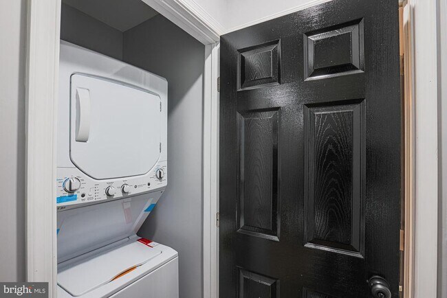 Building Photo - 9 Glenmore Ave