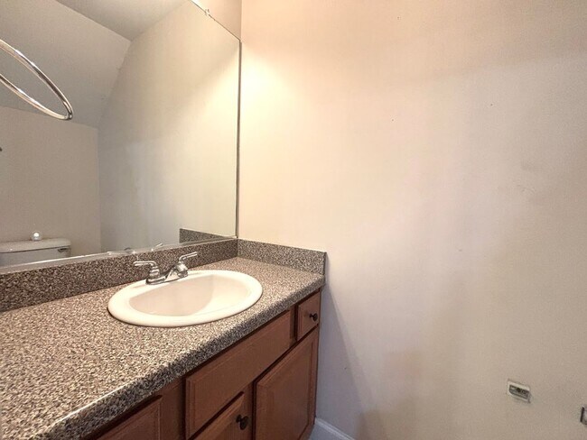 Building Photo - Beautiful 3-Bedroom, 3.5-Bath Townhome in ...