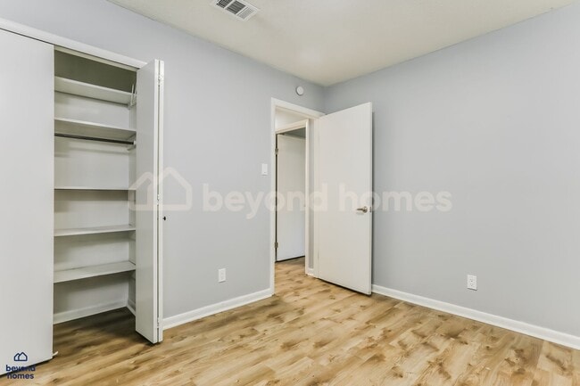 Building Photo - MOVE-IN READY! Great 3 Bed, 2 Bath Home in...