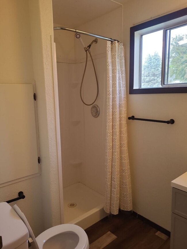 Building Photo - Close to town/Bonus Room/ Dedicated Office/ Garage