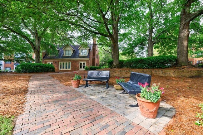 Building Photo - 27306 Plantation Dr NE