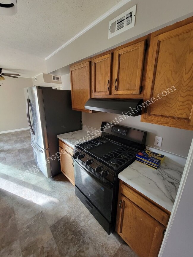 Building Photo - Town Park 3 bed 1 bath