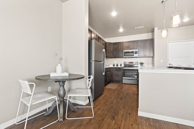 Building Photo - Very Large/Spacious 1-Bedroom/1.5-Bath, unit 104