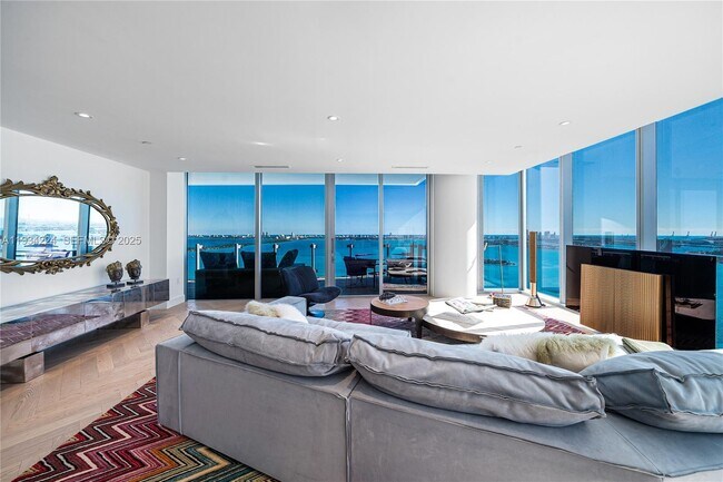 Building Photo - 700 NE 26th Terrace