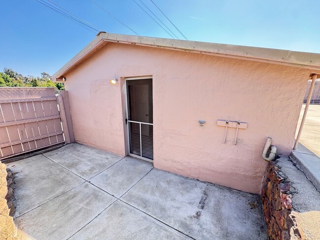 Building Photo - 1335 W Vista Way