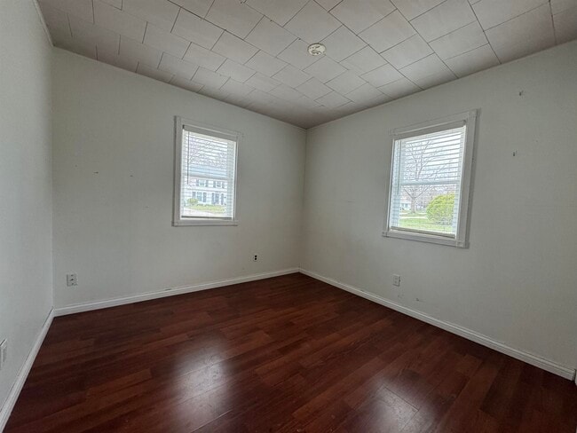 Building Photo - 1532 Vernon Ave