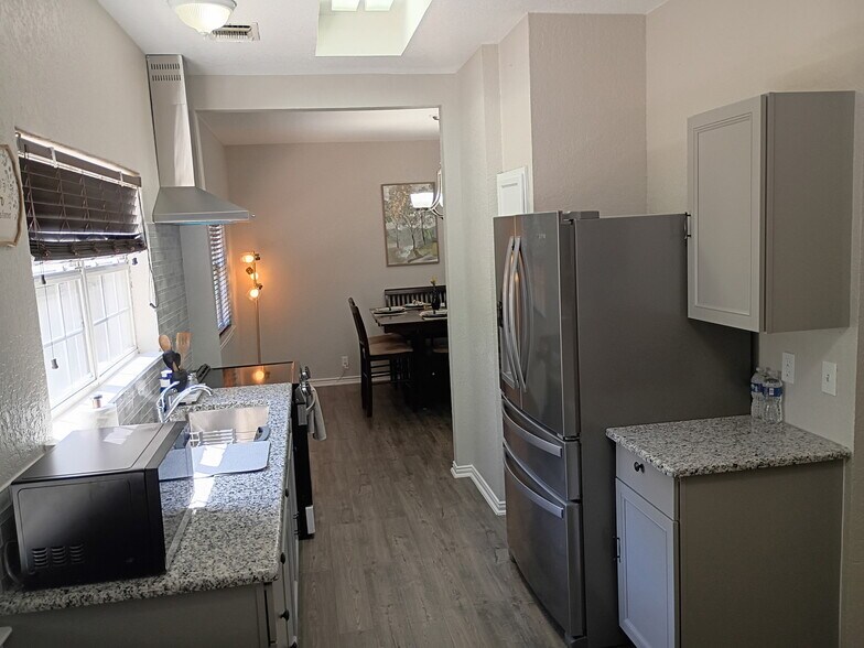 Building Photo - 2850 Village Pky