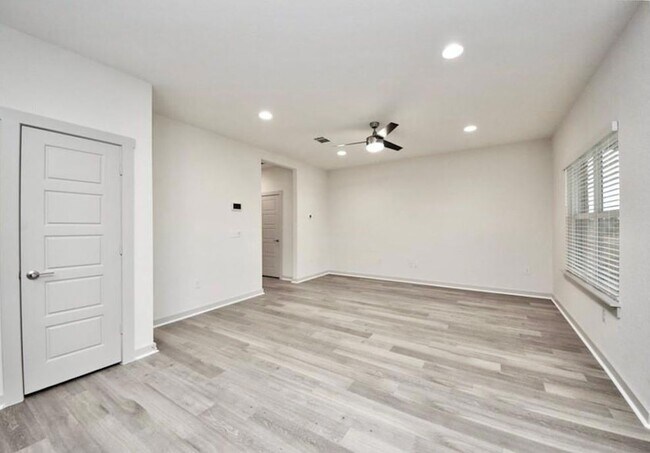 Building Photo - 1056 Winnsboro Lp