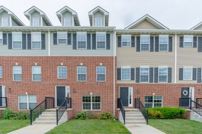 Building Photo - Huge, Open Floor Plan Townhome for RENT at Johnston Common Brownstones!