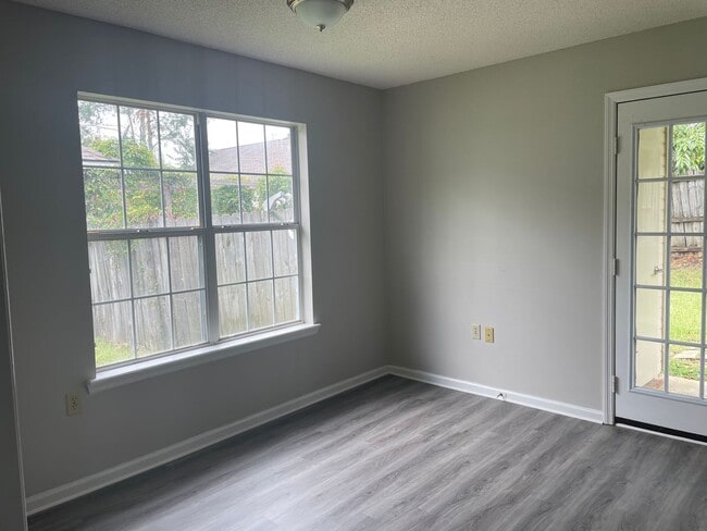 Building Photo - Beautiful 3 Bedroom 2 Bath Home